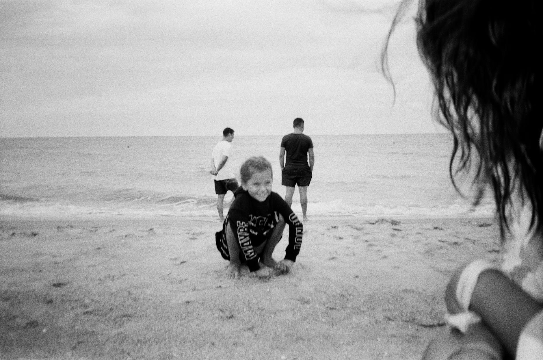 Dzieci bawiące się na plaży w Grzybowie latem