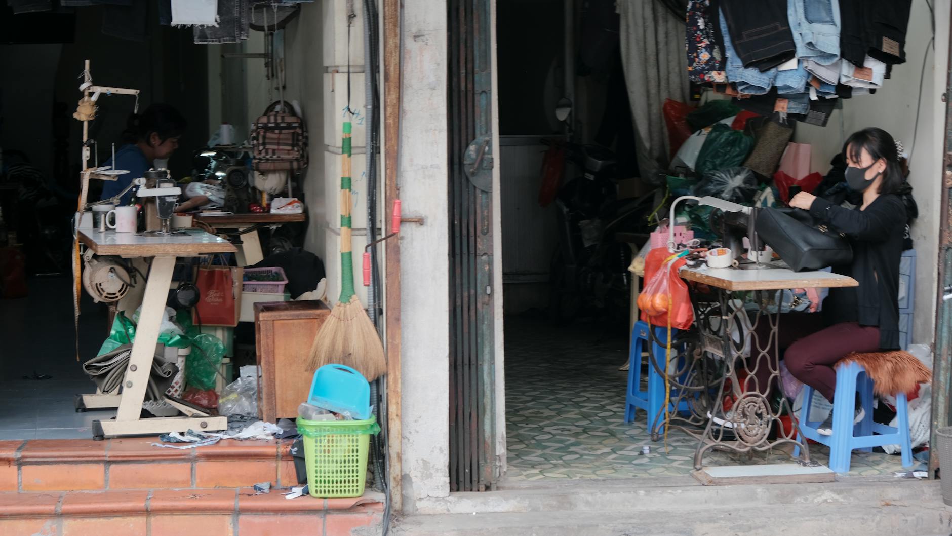 Krawcowe przy maszynach w pracowni krawieckiej w Kołobrzegu