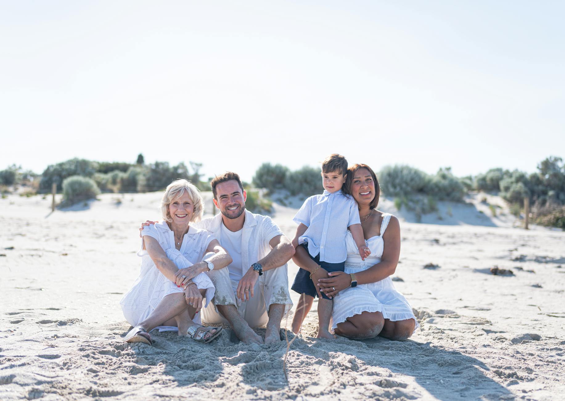 Rodzina odpoczywa na słonecznej, piaszczystej plaży w Grzybowie