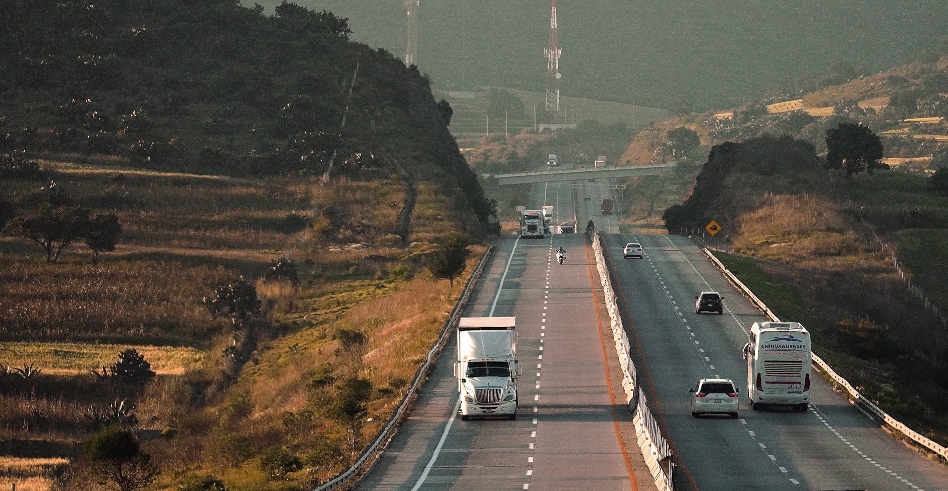 Ruchliwa droga ekspresowa z autami na tle zielonego krajobrazu