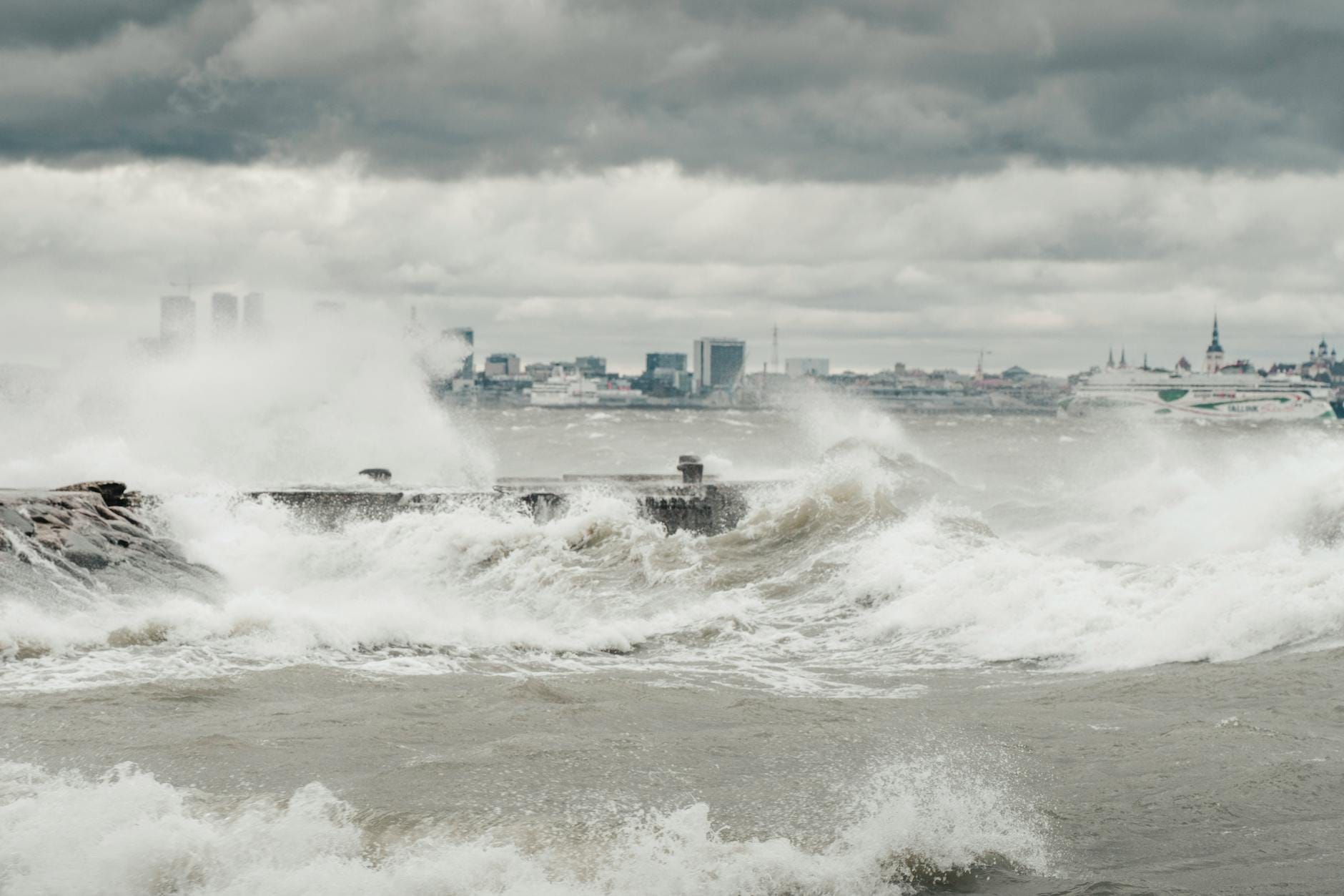 Wysokie fale sztormowe uderzają o skaliste wybrzeże Bałtyku