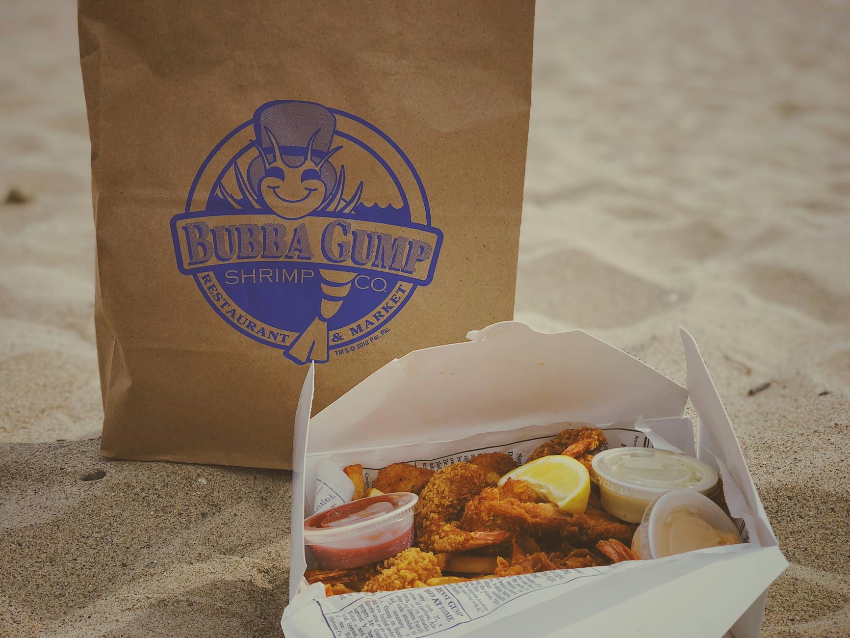 Jedzenie na wynos w Grzybowie: co zamówić na plażę? Zestaw owoców morza na wynos jedzony na piaszczystej plaży