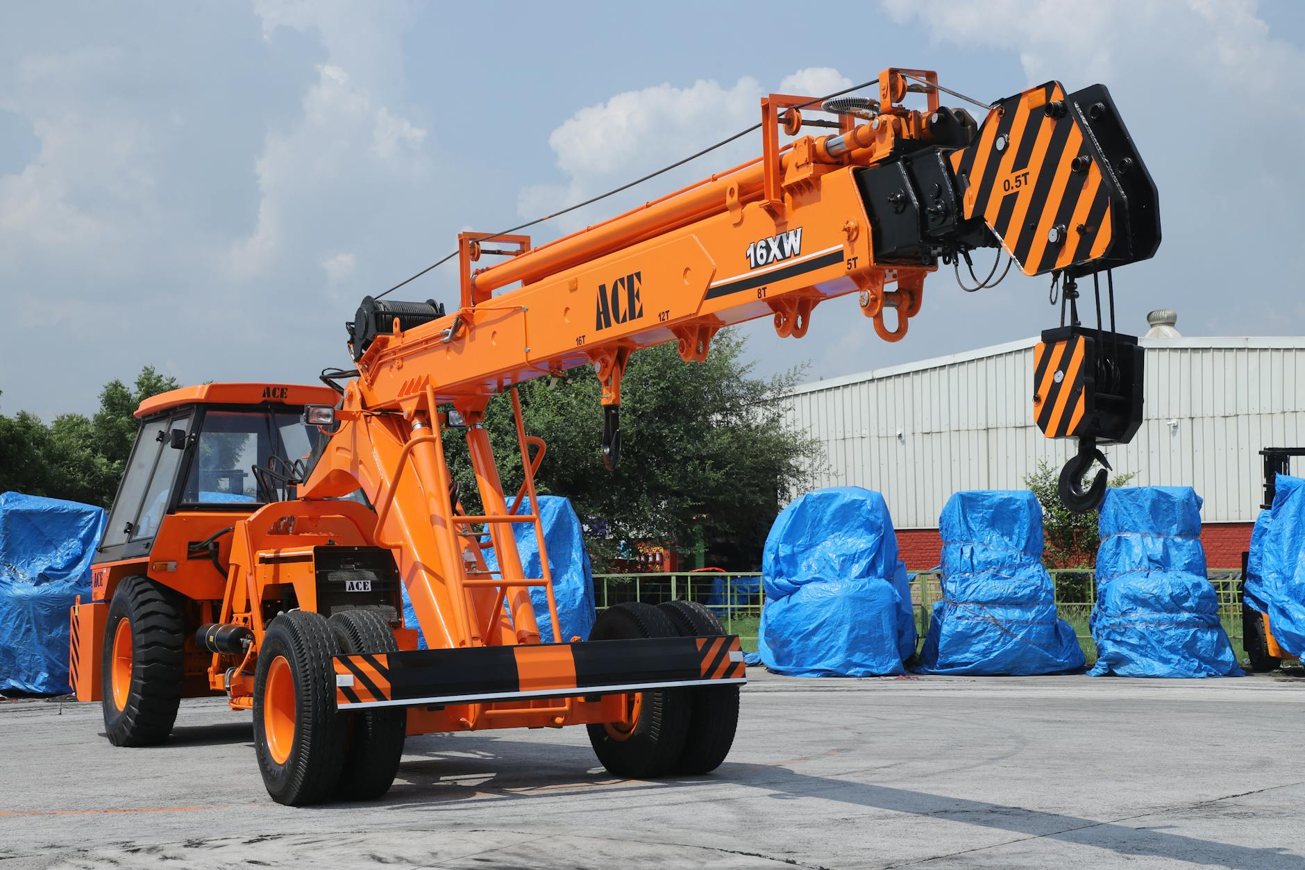 Żuraw hydrauliczny ACE 16XW na placu budowy w Indiach