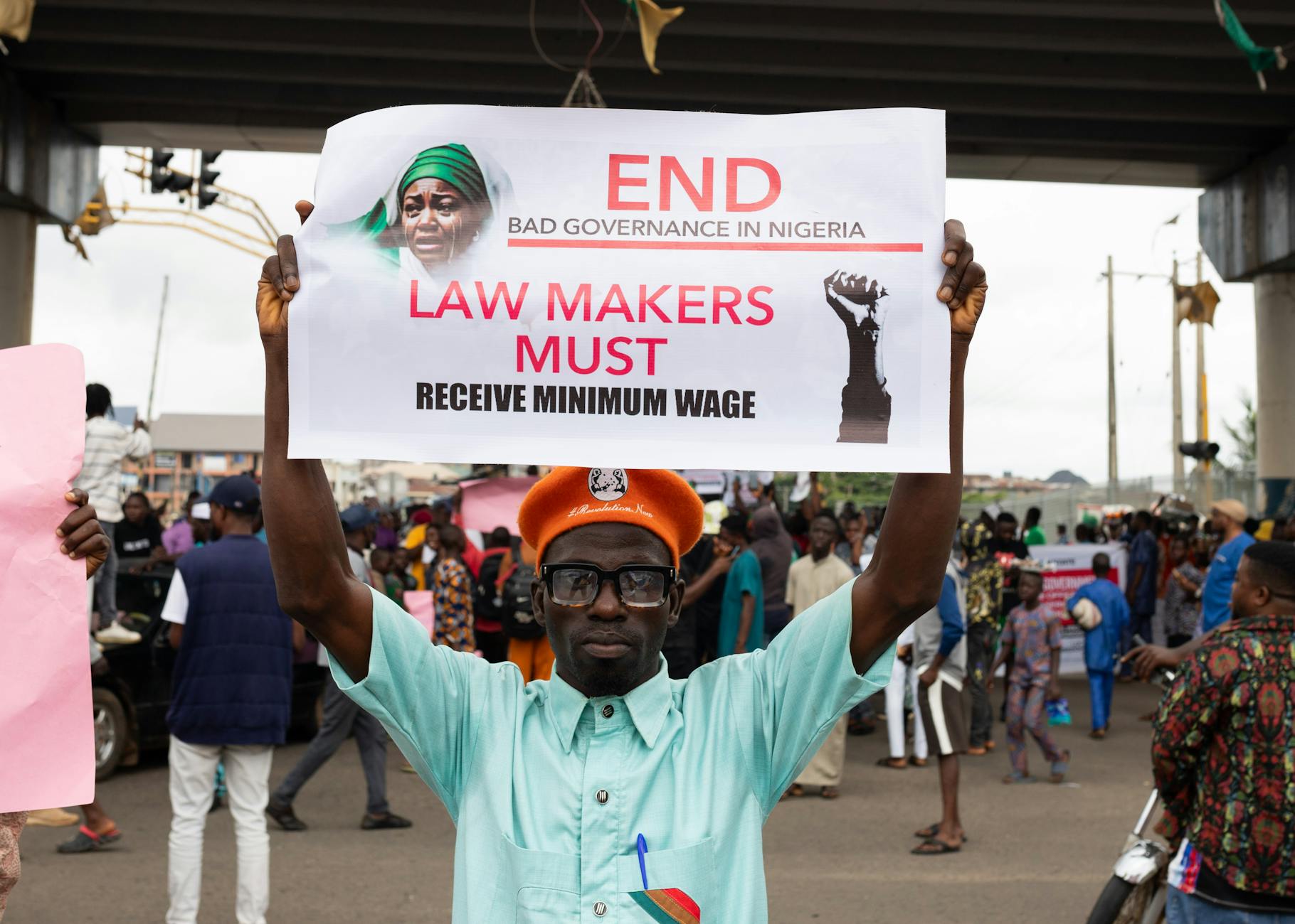 Jak polityka płac minimalnych wpływa na inflację i rynek pracy w Polsce Protestujący w Nigerii domagający się reform i wyższych płac