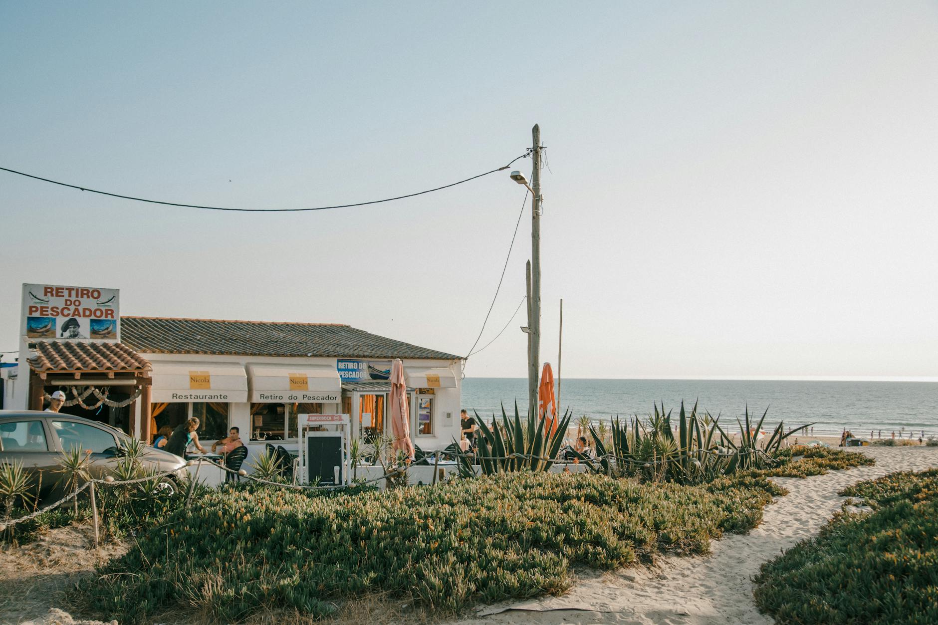 Restauracja przy plaży w Kołobrzegu z widokiem na morze o zachodzie słońca