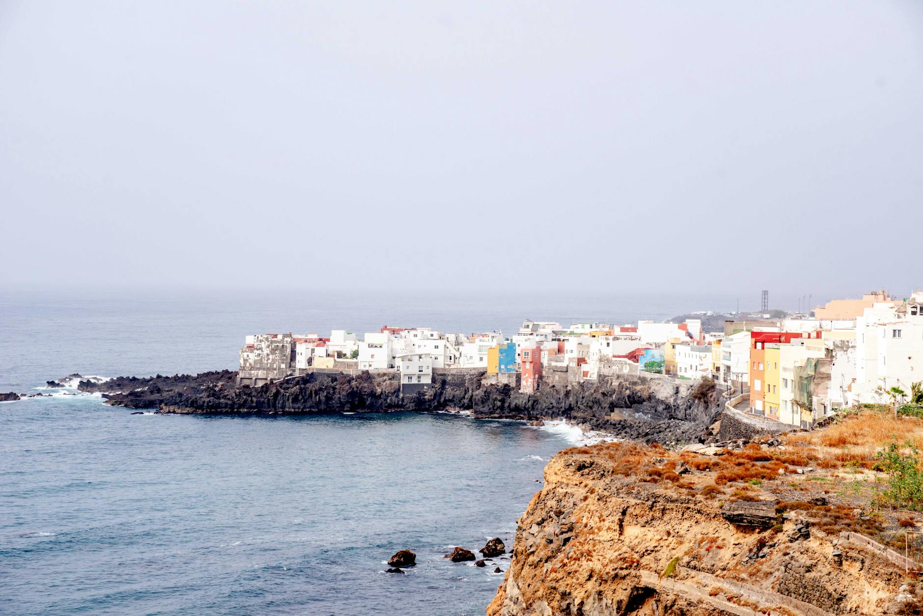 Kolorowe nadmorskie miasteczko na skalistym wybrzeżu oceanu