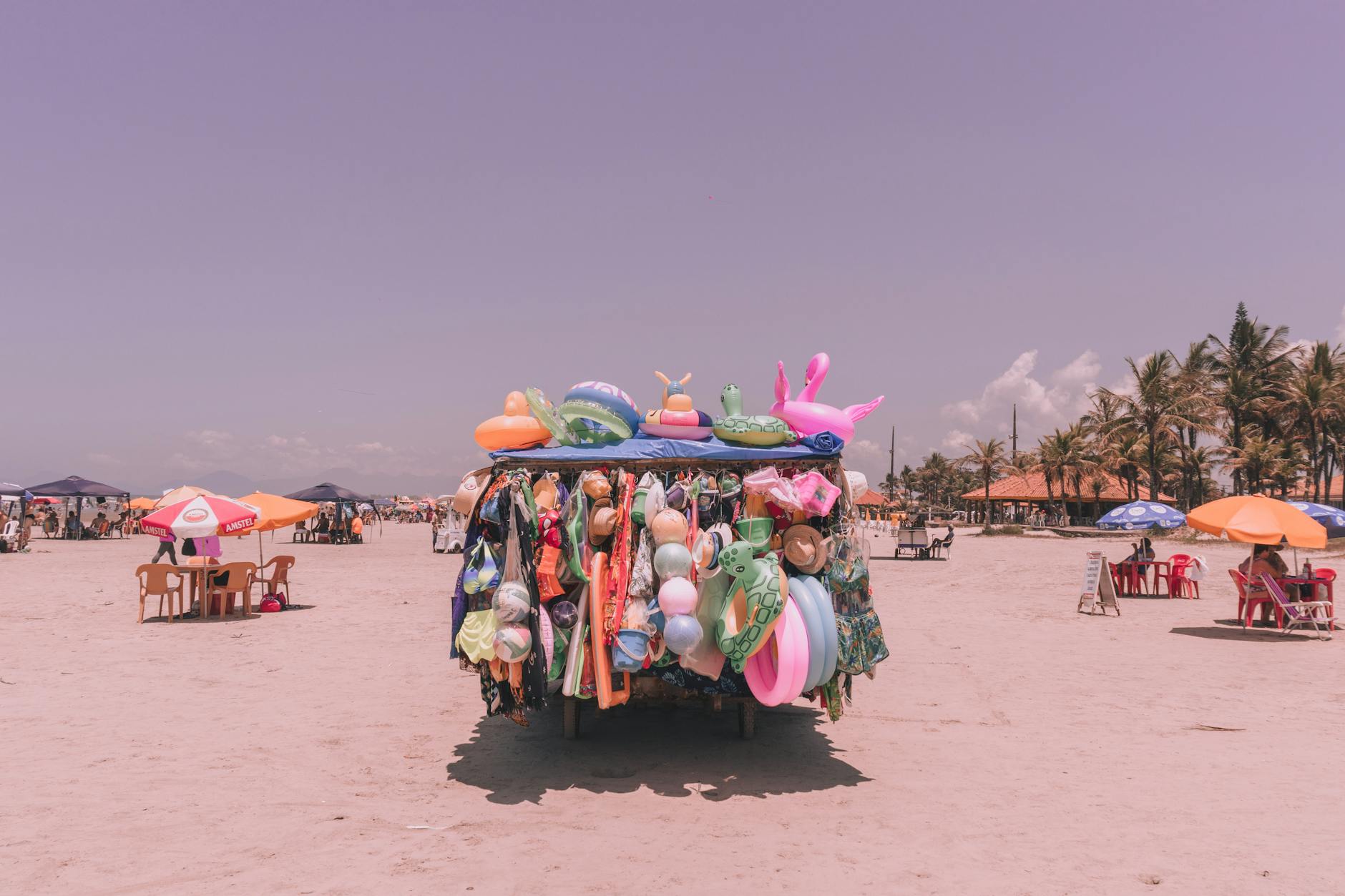 Kolorowy sklep z parawanami i akcesoriami plażowymi przy piaszczystej plaży