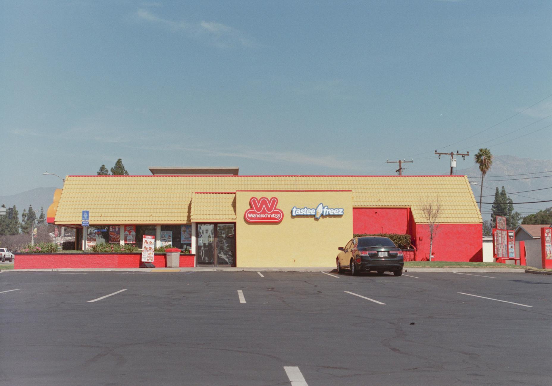 Restauracja z sznyclem wiedeńskim przy parkingu w słoneczny dzień