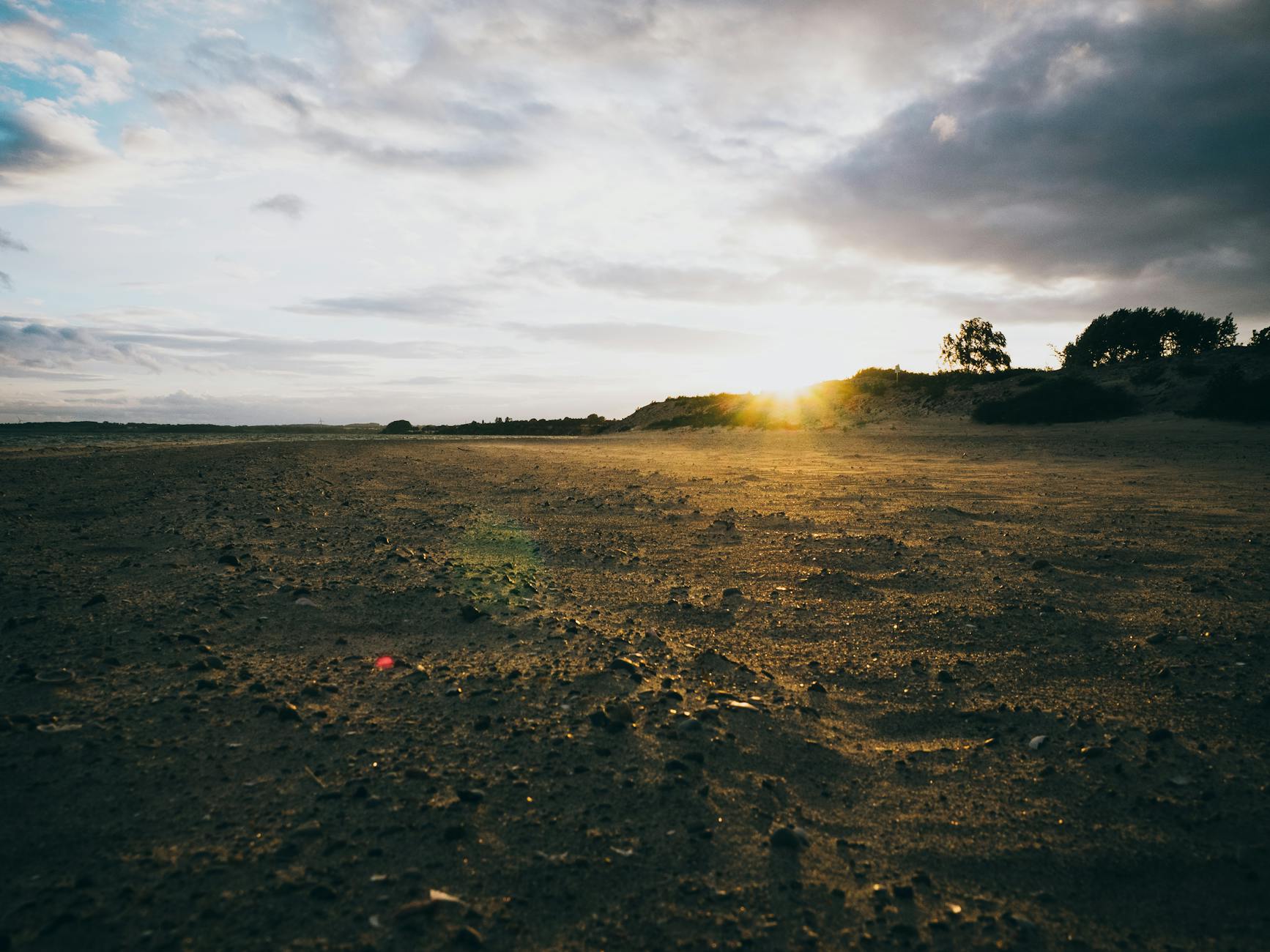 Spokojny zachód słońca nad piaszczystą plażą nad Bałtykiem