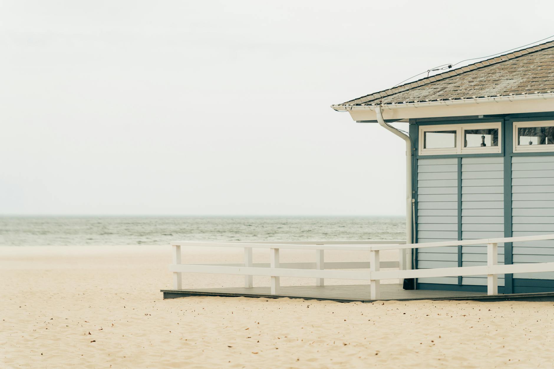 Drewniany domek plażowy nad spokojnym Bałtykiem latem