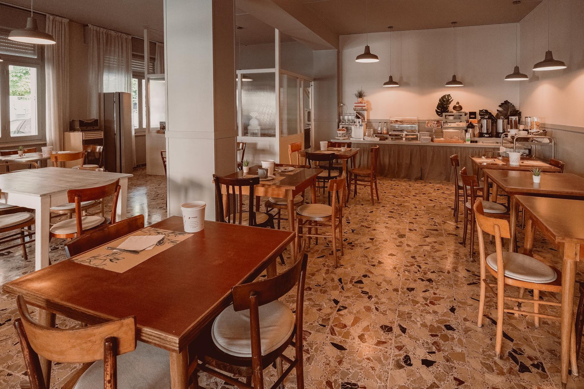 Przytulne wnętrze kawiarni z drewnianymi stolikami idealne na śniadanie