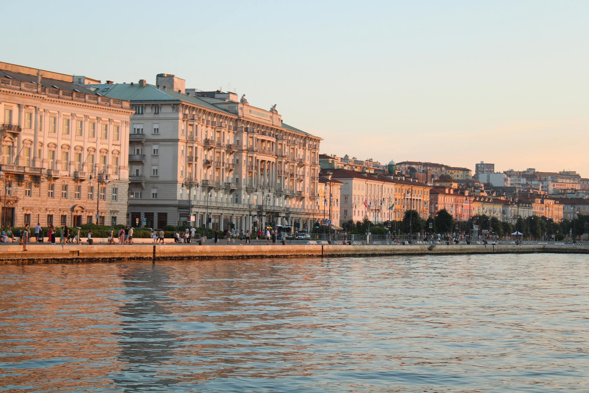 Zachód słońca nad zabytkowymi kamienicami nad morzem