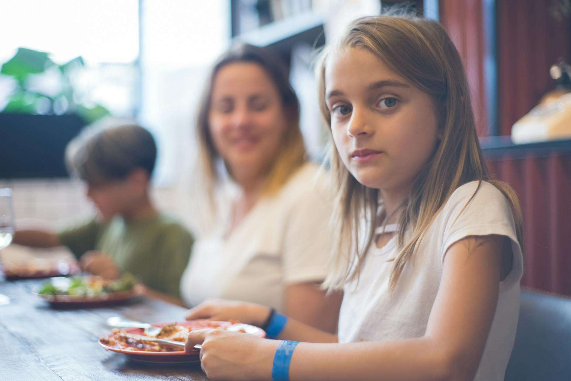Rodzina z dzieckiem je wspólną kolację w restauracji