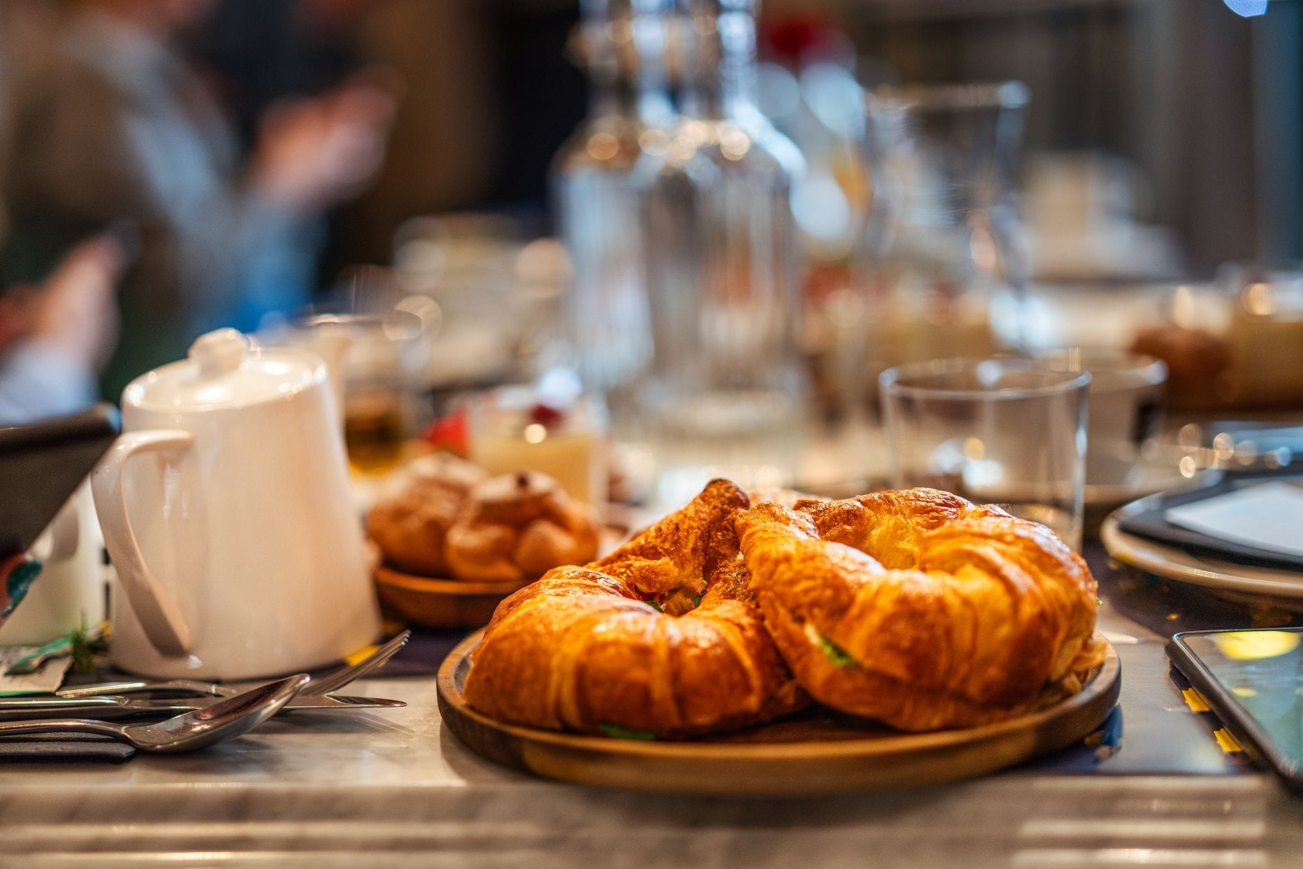 Zbliżenie na rogaliki croissant na stoliku w kawiarni na brunch Zbliżenie na rogaliki croissant na stoliku w kawiarni na brunch
