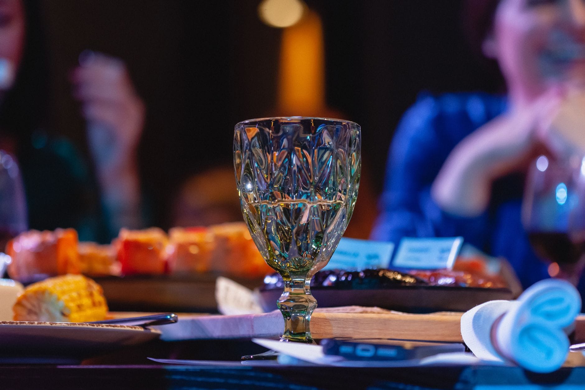 Elegancko nakryty stół w restauracji z kryształowym kieliszkiem do wina