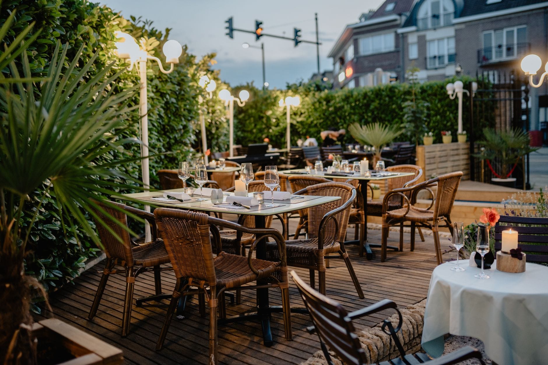 Przytulny taras restauracji z wiklinowymi krzesłami i nastrojowym światłem