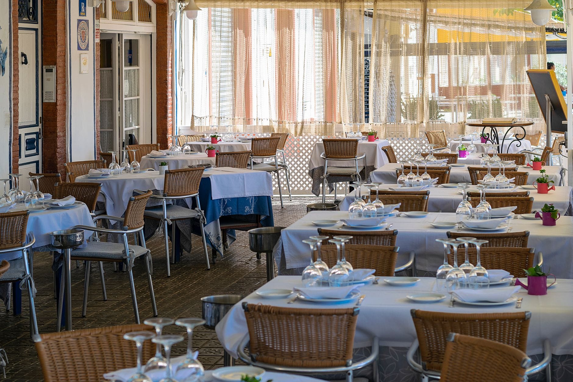 Urokliwy ogródek restauracyjny z nakrytymi stołami w naturalnym świetle